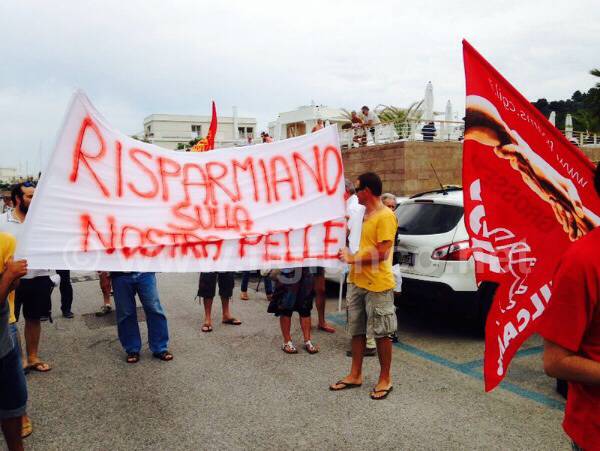 Sciopero al porto: lavoratori protestano contro i licenziamenti
