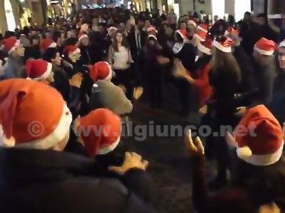 Sorpresa di Natale, Flash mob di salsa: e Corso Carducci diventa una sala da ballo – VIDEO