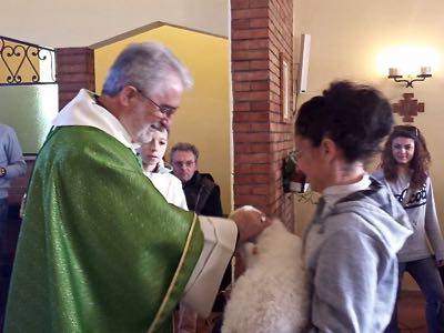 Festa di Dio nel creato: per sant’Antonio il vescovo benedice cani e agnellini