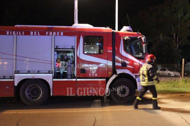 Camion esce di strada e finisce sulla banchina: Vigili del fuoco a lavoro