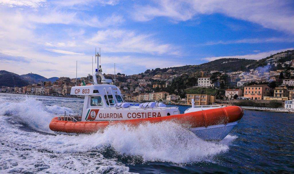 Sicurezza in mare: i militari della Guardia Costiera imparano l’utilizzo del defibrillatore
