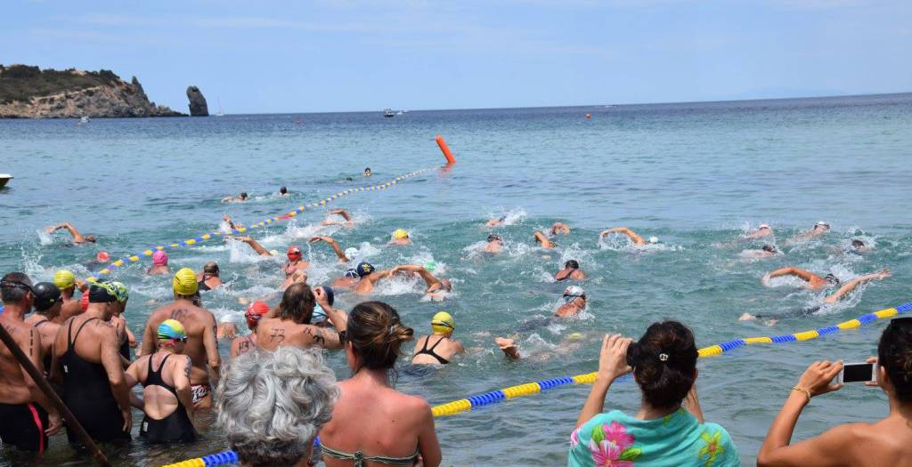 Poste Italiane sbarca al Giglio: ecco l’annullo filatelico per il trofeo di nuoto