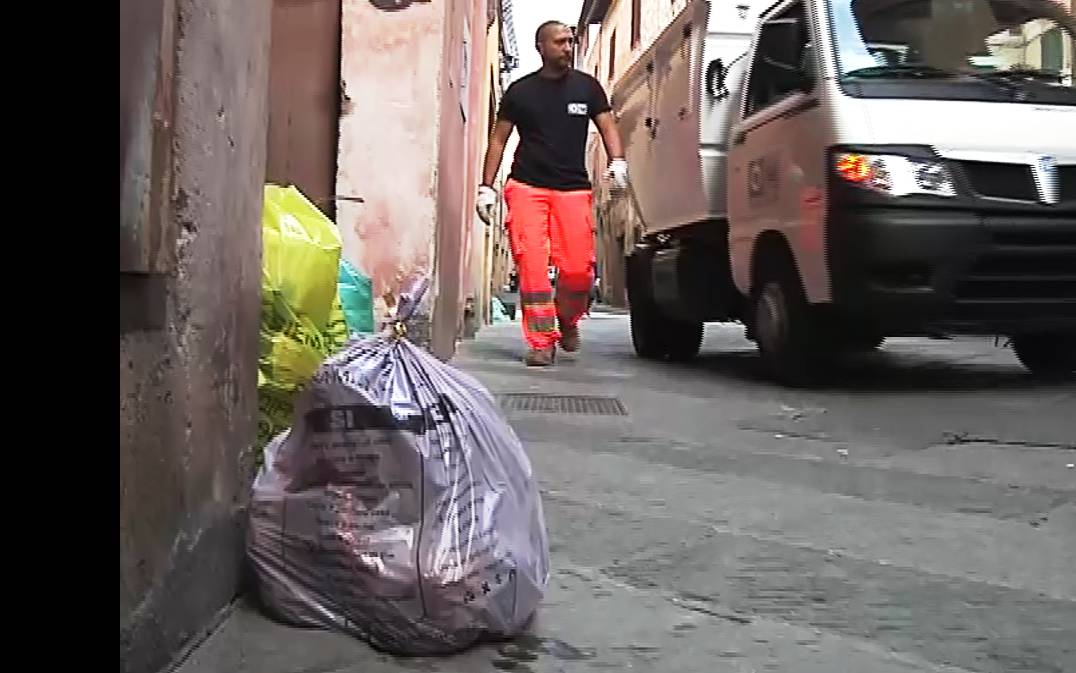 Raccolta dei rifiuti, porta a porta: sospeso il servizio di consegna dei sacchi