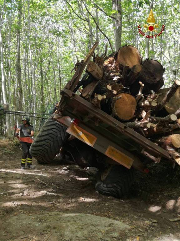 Rimorchio carico di legna in bilico su due ruote. L’intervento dei Vigili del Fuoco