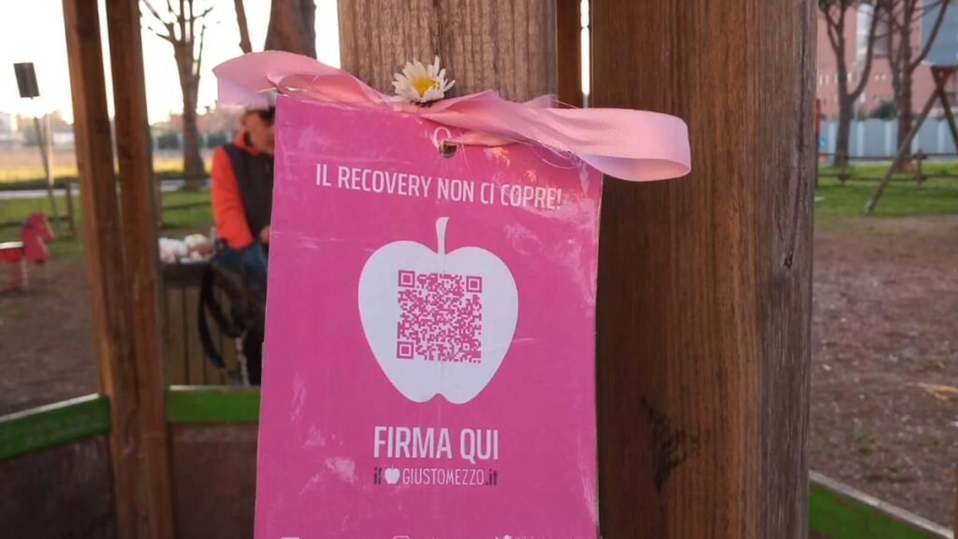 Cartoline rosa appese in tutta Italia per chiedere che il Recovery Fund sia usato per la parità di genere
