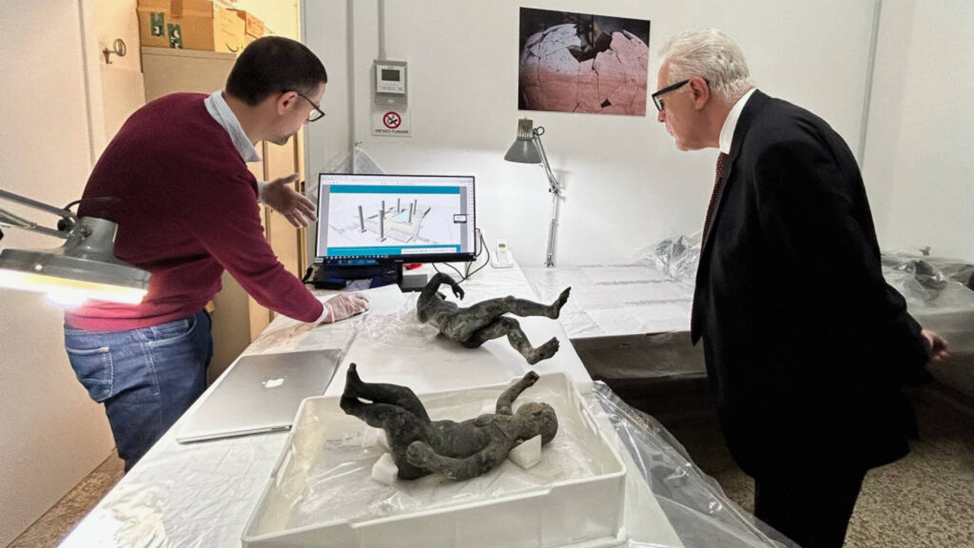 Il presidente Eugenio Giani in visita a Grosseto al laboratorio di restauro dei bronzi di San Casciano