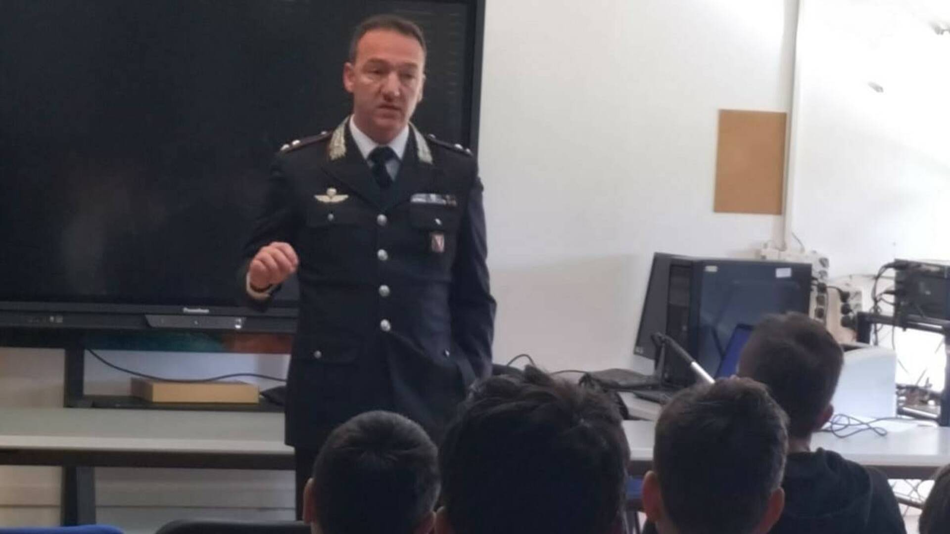 Cyberbullismo, alcol e droghe: gli studenti a lezione con i Carabinieri