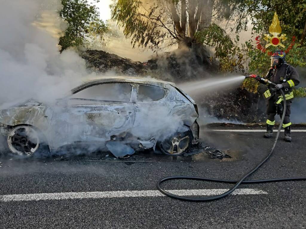 Auto in fiamme sull’Aurelia: coppia in pericolo in fuga dall’incendio