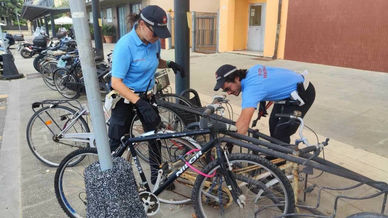 90 biciclette abbandonate alla stazione: la municipale passa e le rimuove