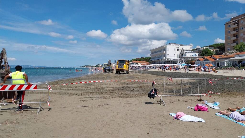 Lavori in spiaggia, la protesta dei bagnanti: «Giornata al mare tra ruspe e camion»