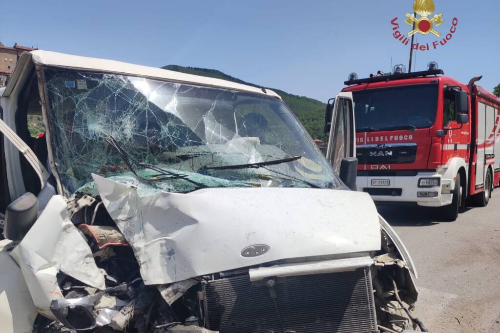 Incidente stradale: otto feriti. Bus sbatte contro un muro. Due feriti trasferiti a Siena con due elicotteri Pegaso